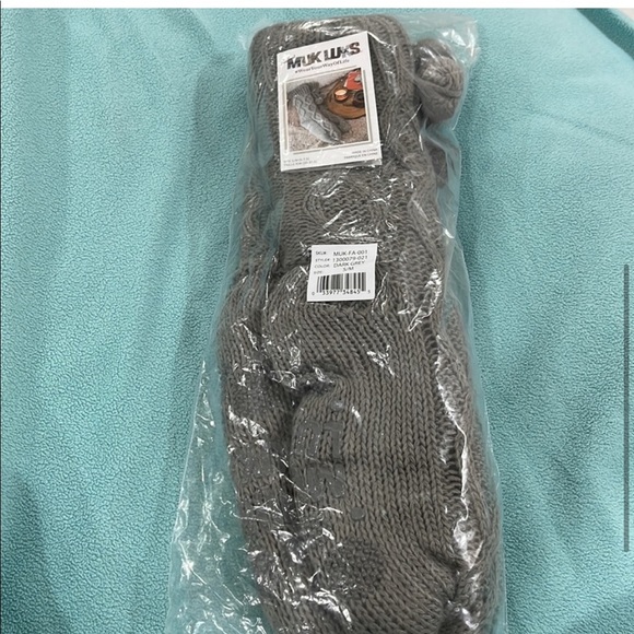 MUK LUKS Women’s Pom Cabin Knit Socks - Picture 3 of 11